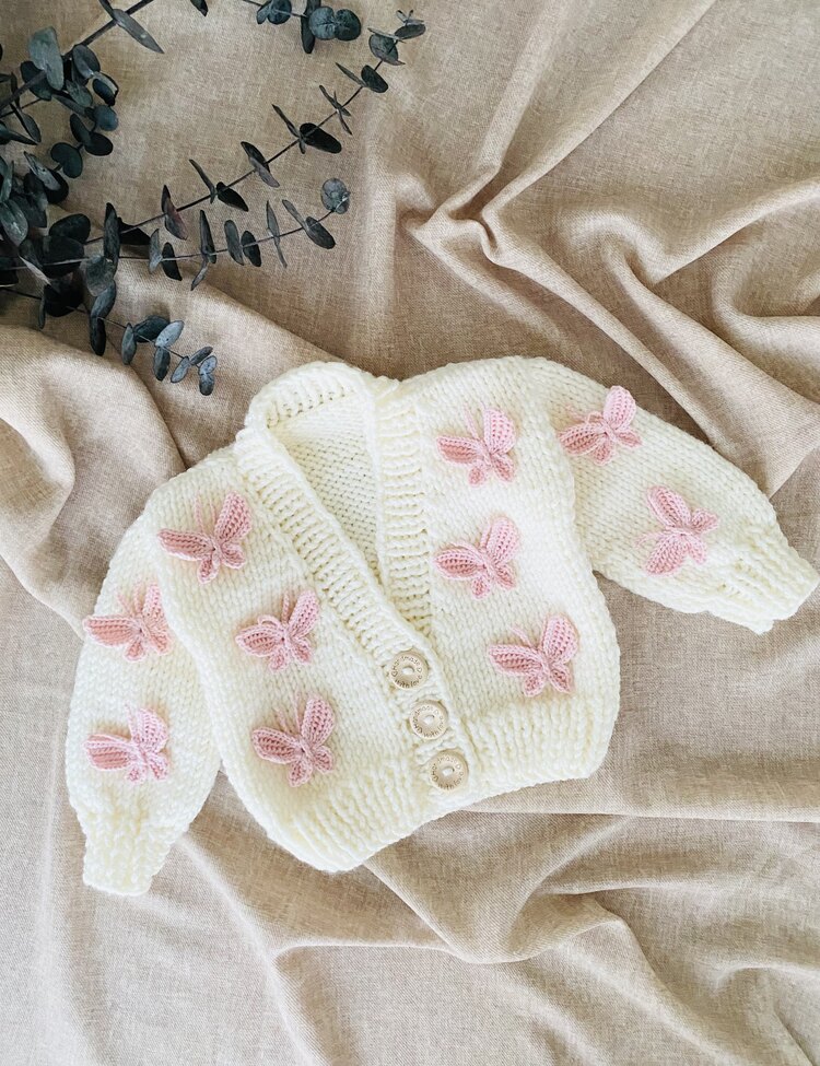 Pembe Kelebekli El Örgüsü Bebek Hırkası – Yumuşak Dokulu Premium Tasarım