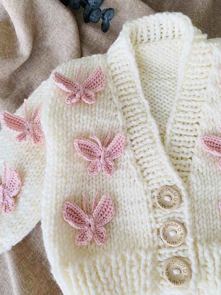 Pembe Kelebekli El Örgüsü Bebek Hırkası – Yumuşak Dokulu Premium Tasarım