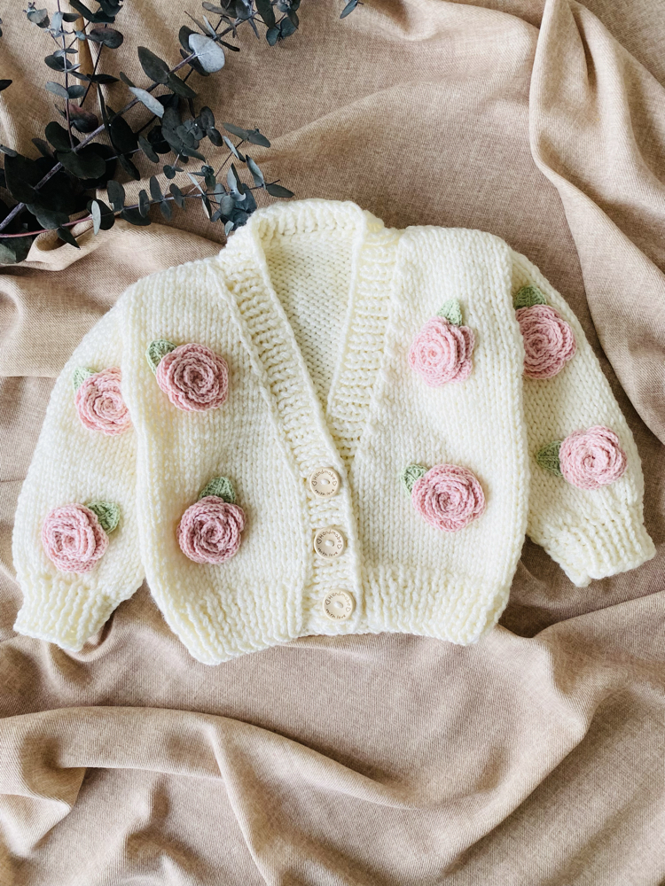 Pembe Güllü El Örgüsü Kız Bebek Seti – Hırka, Etek ve Bandana