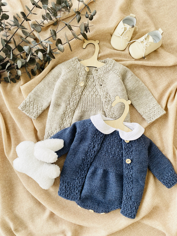 Cove Koleksiyonu Denim Mavisi El Örgüsü Bebek Takımı – Hırka ve Salopet Set