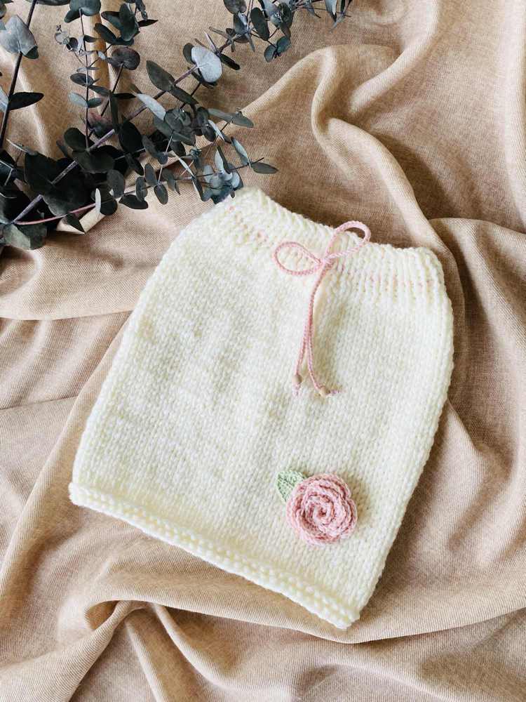 Pembe Güllü El Örgüsü Kız Bebek Seti – Hırka, Etek ve Bandana