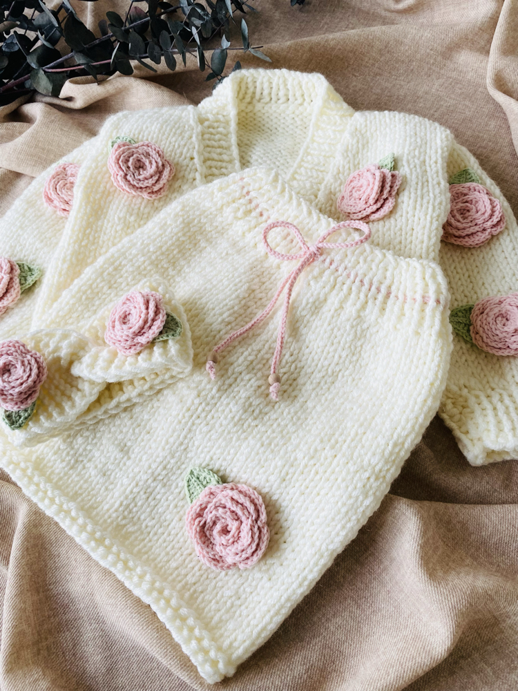 Pembe Güllü El Örgüsü Kız Bebek Seti – Hırka, Etek ve Bandana
