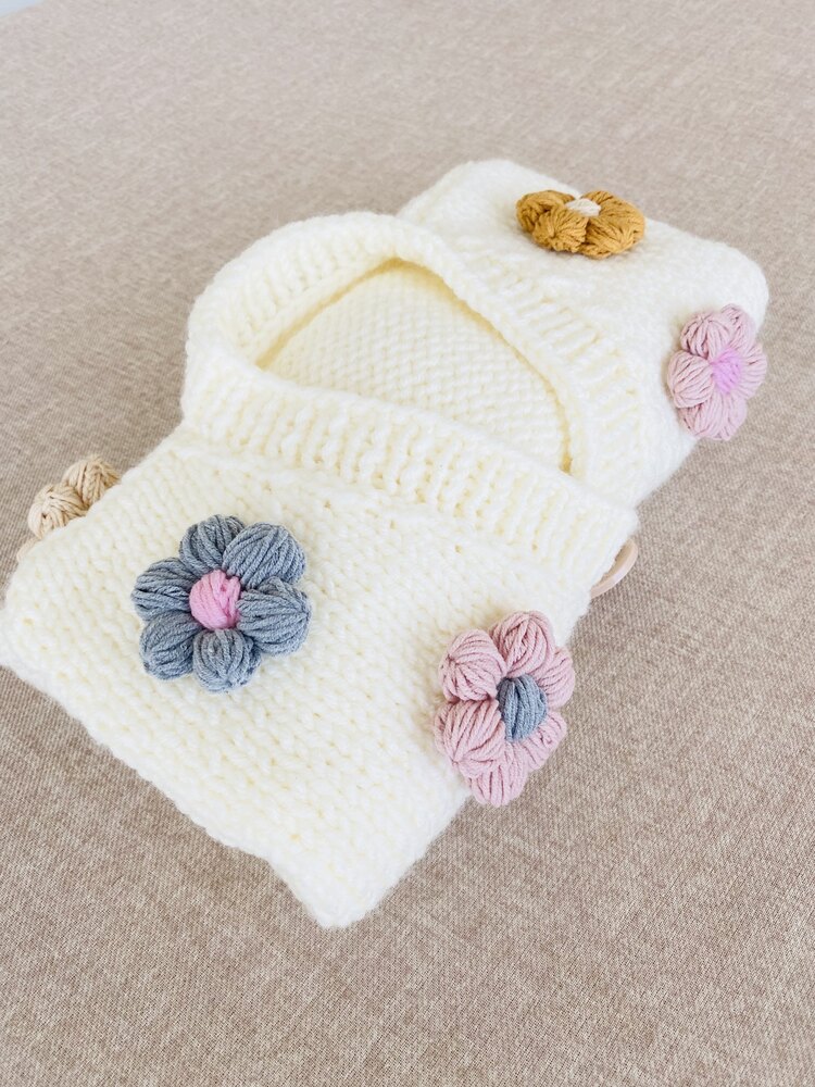 Pastel Tonlu Çiçek Detaylı El Örgüsü Bebek Hırkası