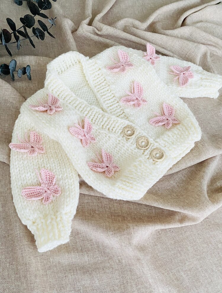 Pembe Kelebekli El Örgüsü Bebek Hırkası – Yumuşak Dokulu Premium Tasarım