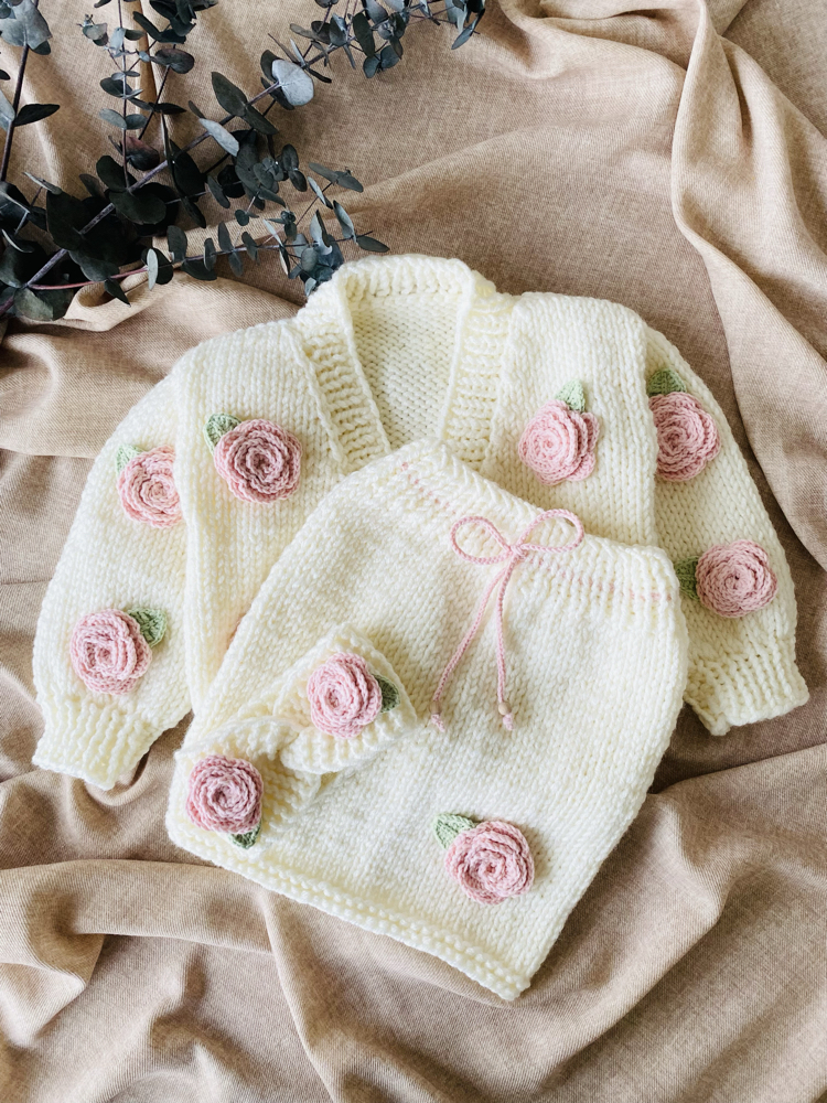 Pembe Güllü El Örgüsü Kız Bebek Seti – Hırka, Etek ve Bandana