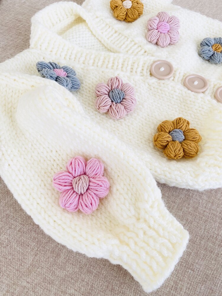 Pastel Tonlu Çiçek Detaylı El Örgüsü Bebek Hırkası