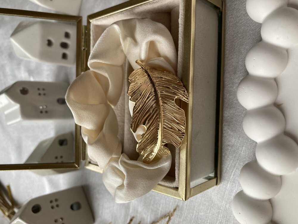 Gold Yaprak Detaylı Ekru Lastik Toka