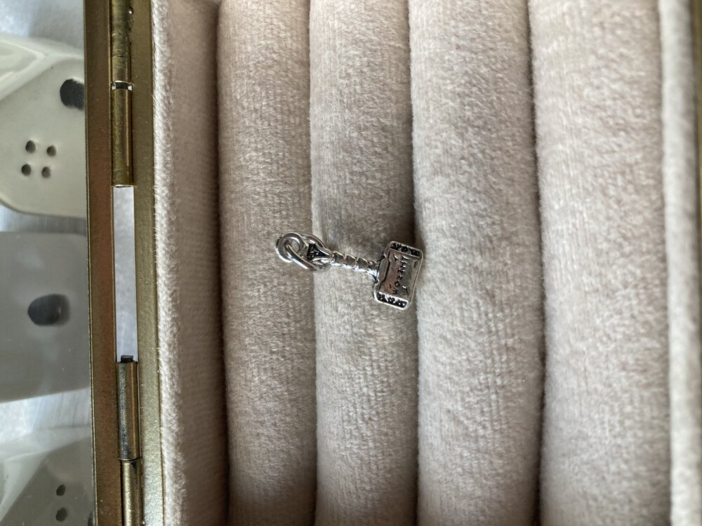 Thor’un Çekici Pandora Charm 