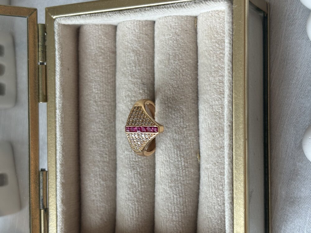 Pembe Taşlı Üçgen Yüzük