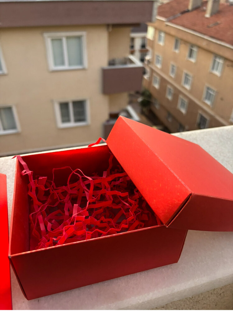 Kırmızı Hediye Kutusu