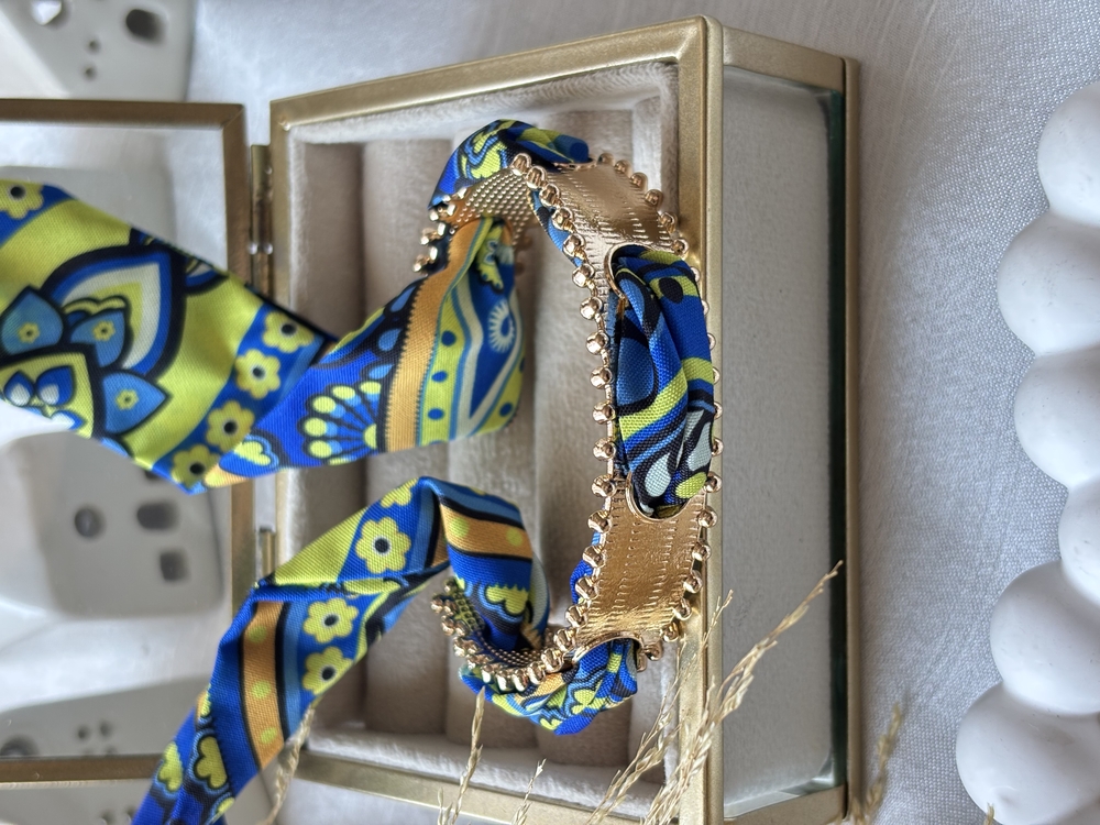 Mavi Sarı Desenli Fularlı Gold Kelepçe
