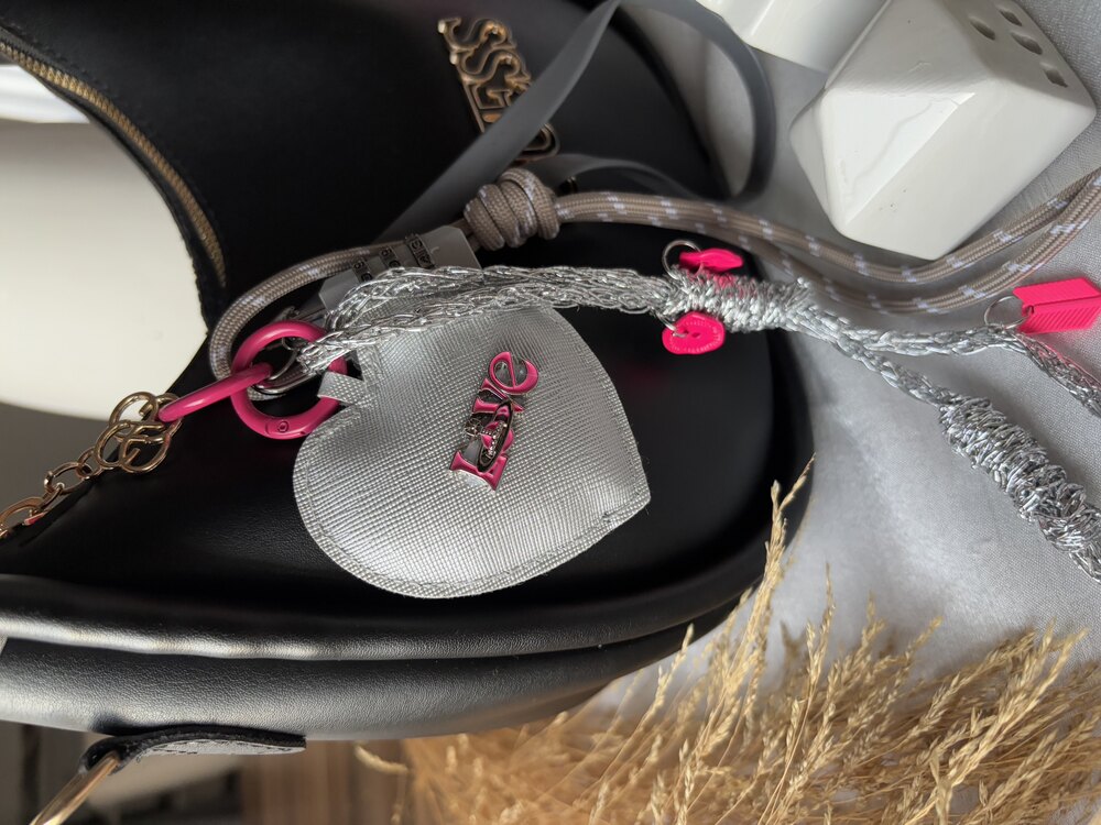 Gri Kalp Fuşya Love Yazılı Kilit Detay Çanta Aksesuarı