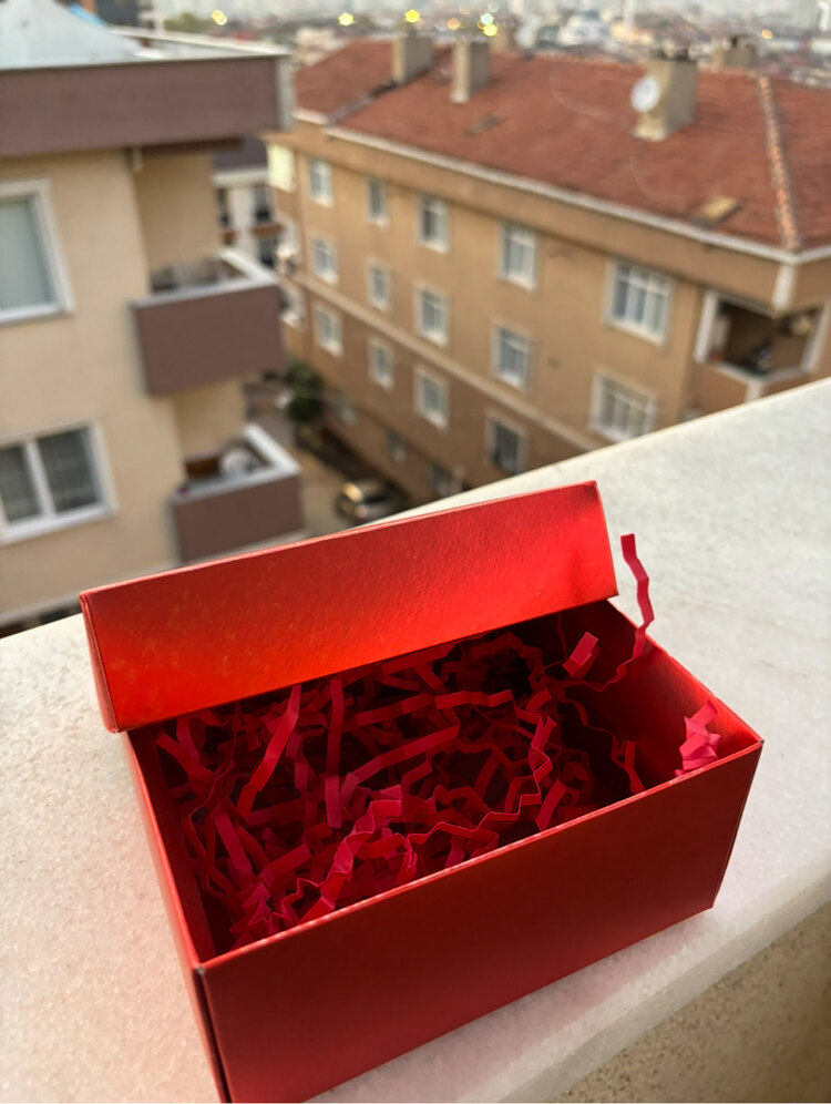 Kırmızı Hediye Kutusu