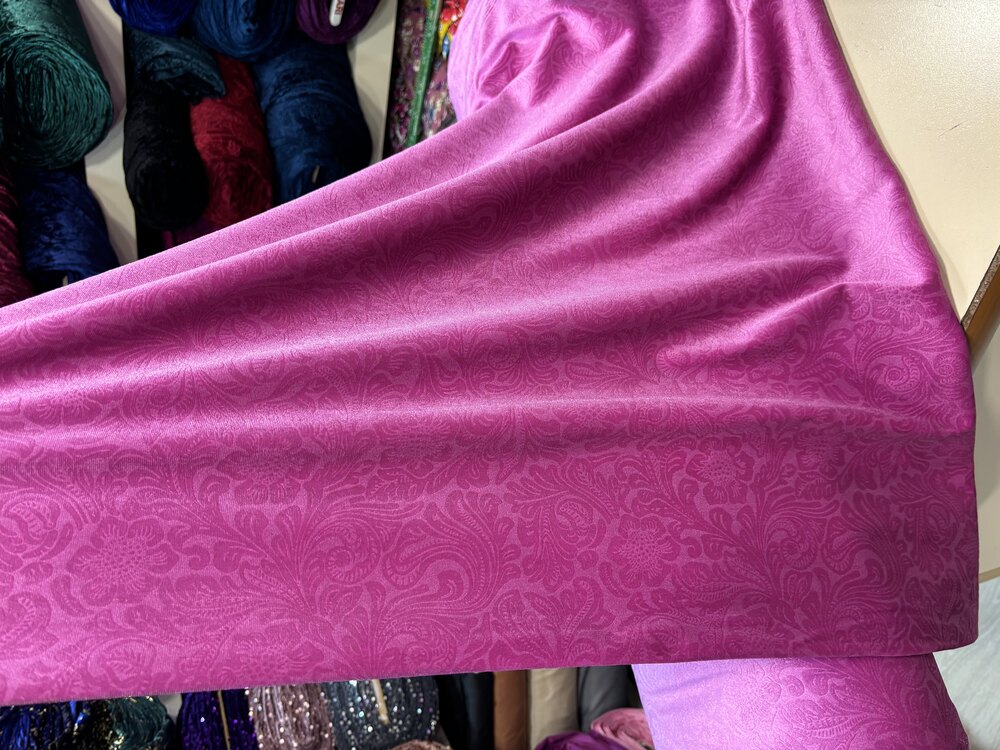 PEMBE KENDİNDEN DESENLİ KADİFE