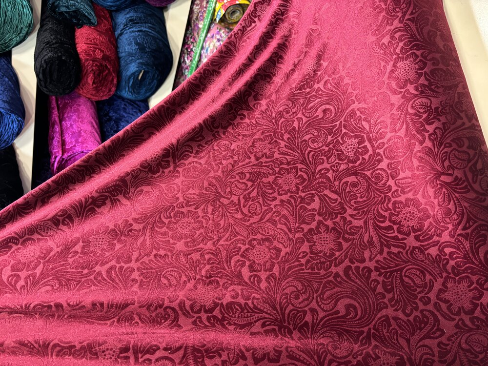 BORDO KENDİNDEN DESENLİ KADİFE