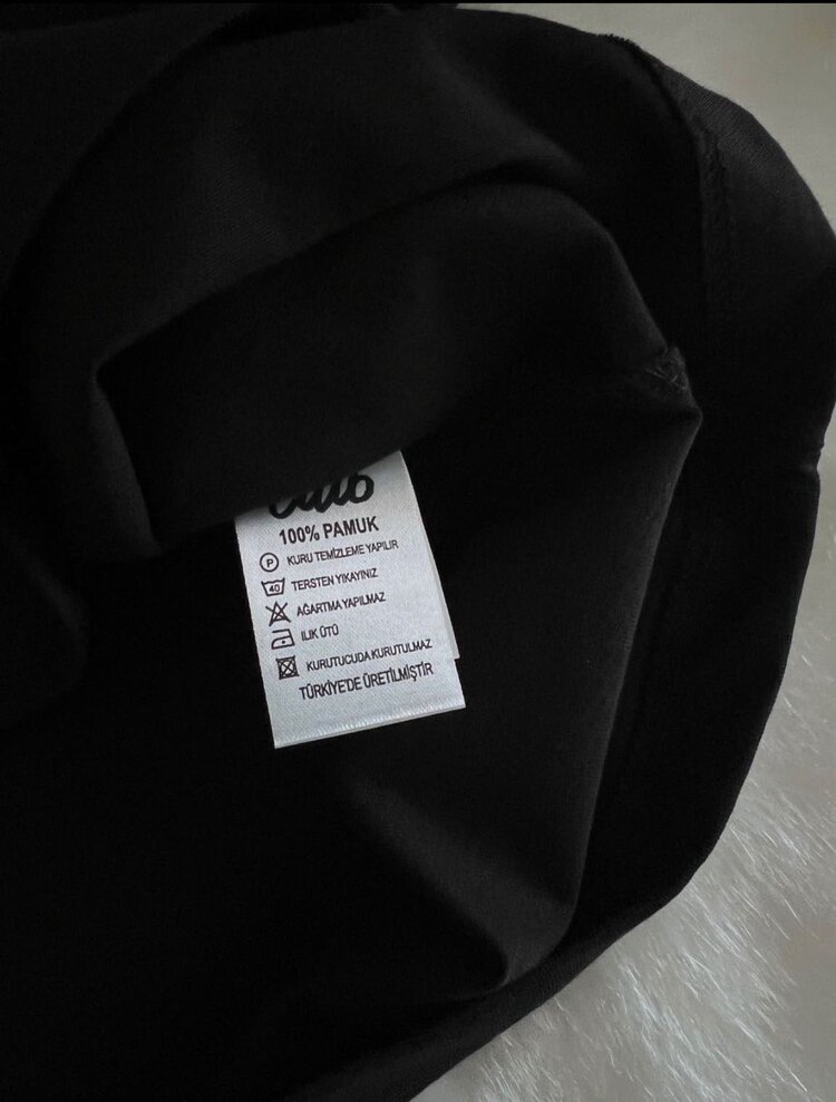 SİYAH ÖNÜ DESENLİ TSHIRT
