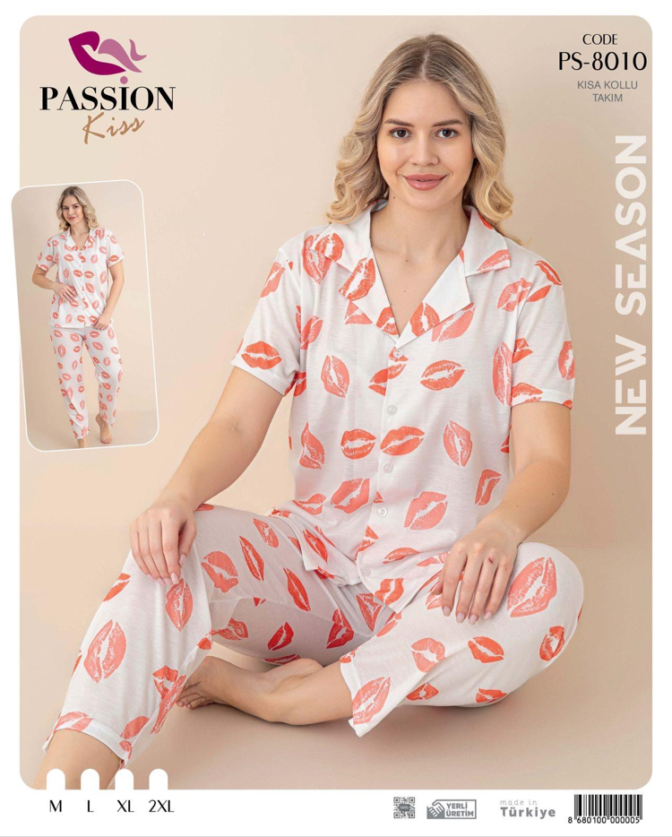 Beyaz dudak desenli pijama takımı