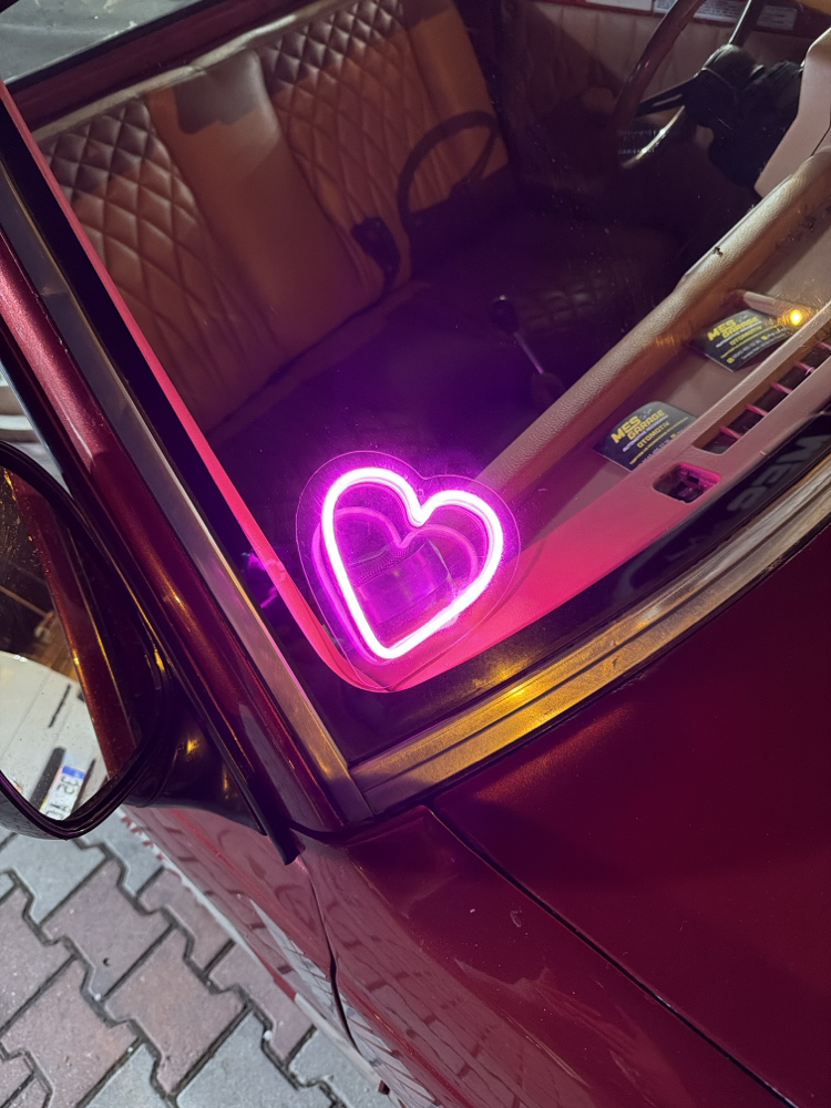CAM ÖNÜ NEON IŞIKLI KALP