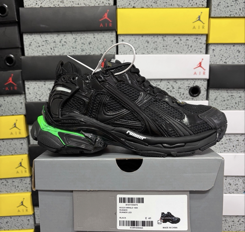 Balenciaga Runner led