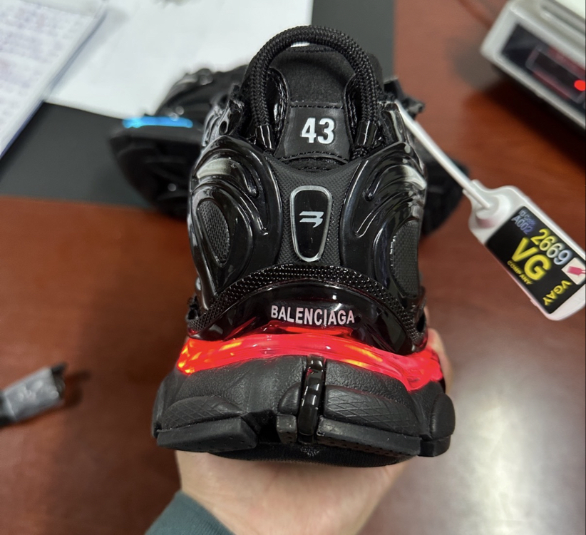 Balenciaga Runner led