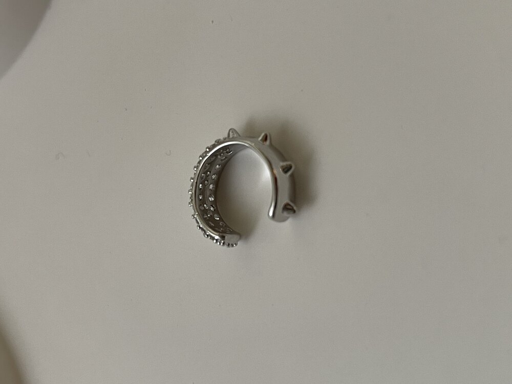 Taşlı ve çivi detaylı earcuff