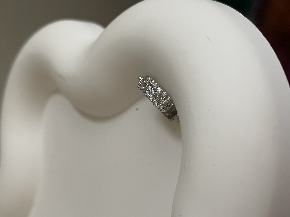 Taşlı ve çivi detaylı earcuff