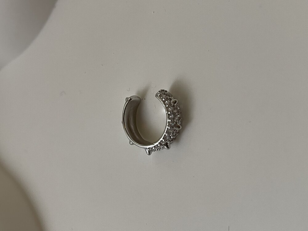Taşlı ve çivi detaylı earcuff