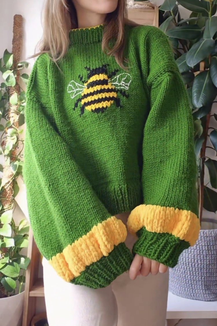 Yeşil El Örgüsü Arı Motifli, Rahat Kesim El Yapımı Sweater