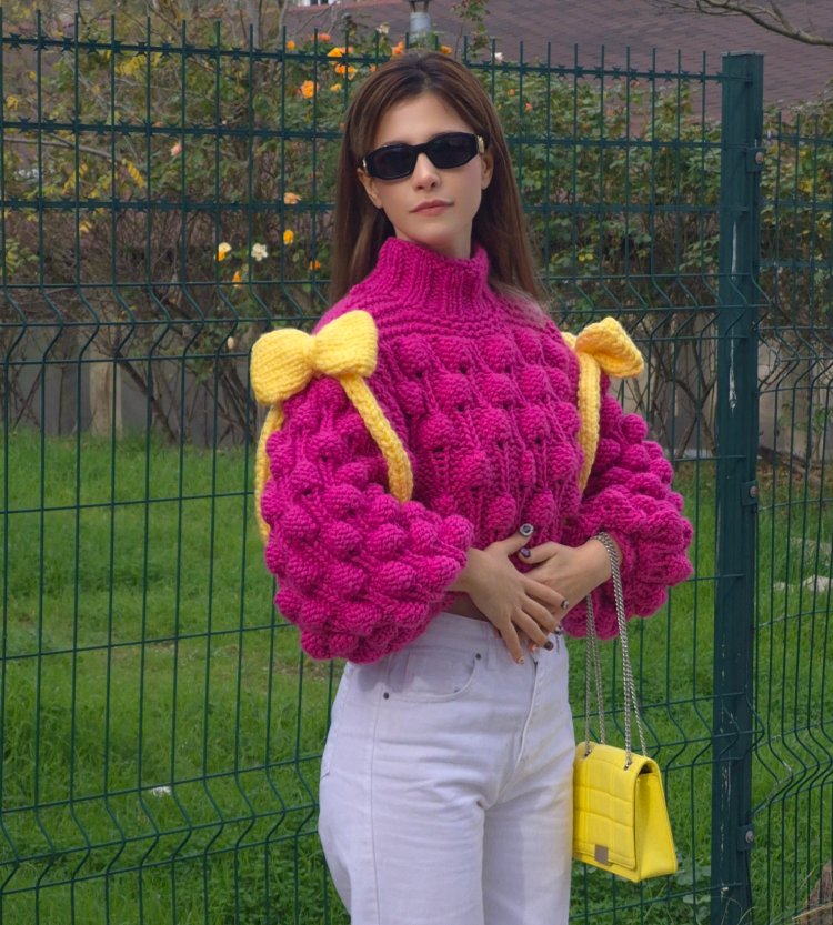 Pembe Fuşya Ahududu Model Crop Kazak – Omuzları Kurdeleli, Kalın Dokulu El Yapımı Sweater