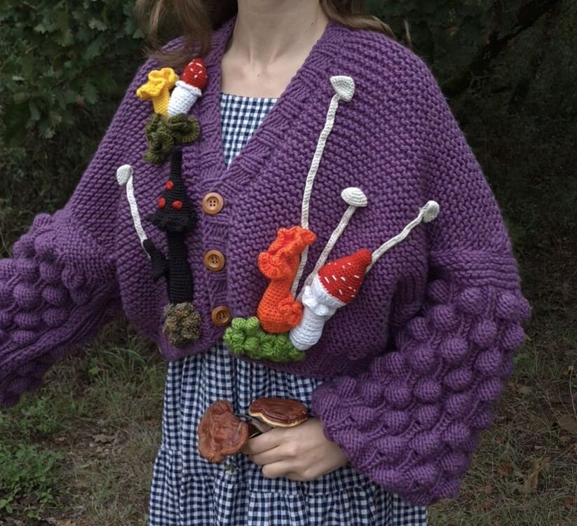 Mor Kalın El Örgüsü Kadın Hırka – Ahududu Kollu, Amigurumi Mantar & Yeşillik Aplikeli