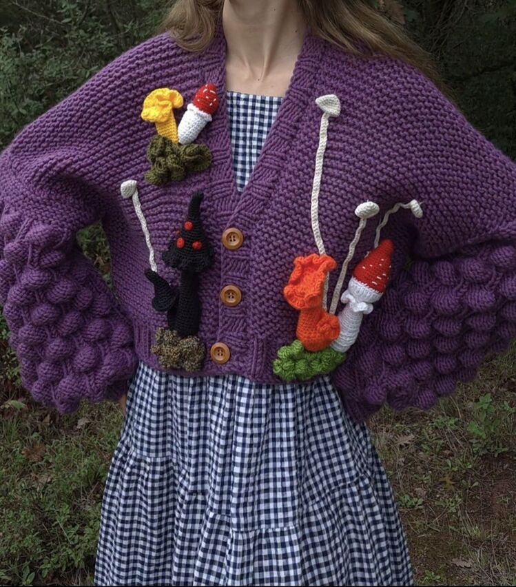 Mor Kalın El Örgüsü Kadın Hırka – Ahududu Kollu, Amigurumi Mantar & Yeşillik Aplikeli
