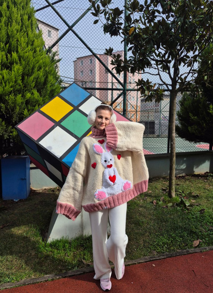 Ekru & Pembe El Örgüsü Kadın Kazak Büyük 3D Tavşan Aplikeli, Yumuşak, Kalın & El Yapımı