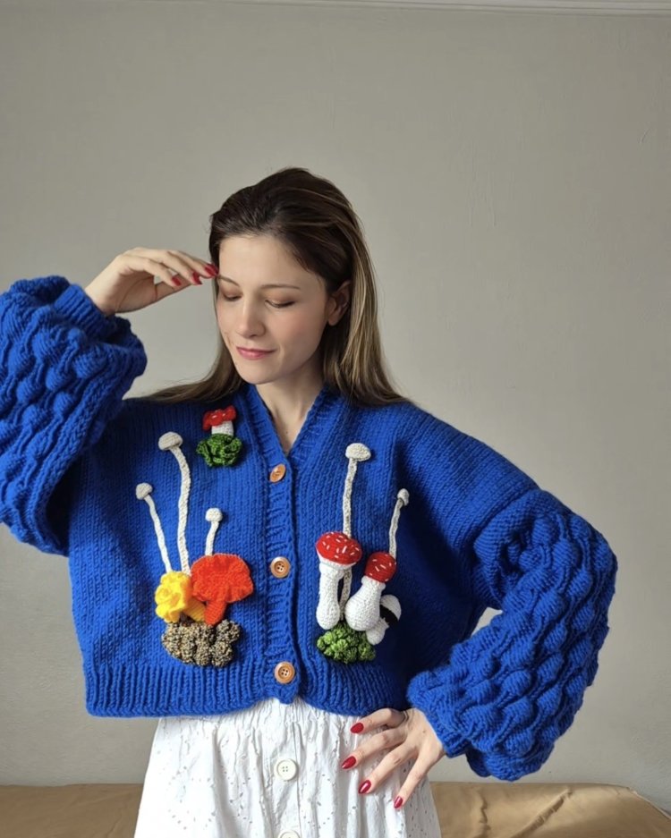 Mavi El Örgüsü Kadın Hırka Kabarık Ahududu Kollu, Oversize, Amigurumi Mantar & Yosun Aplikeli