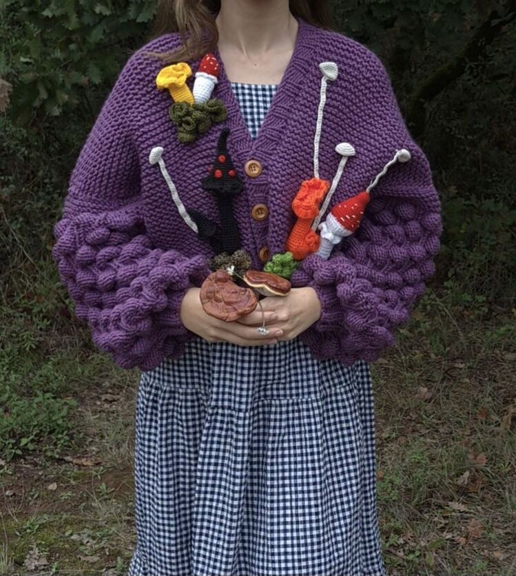 Mor Kalın El Örgüsü Kadın Hırka – Ahududu Kollu, Amigurumi Mantar & Yeşillik Aplikeli