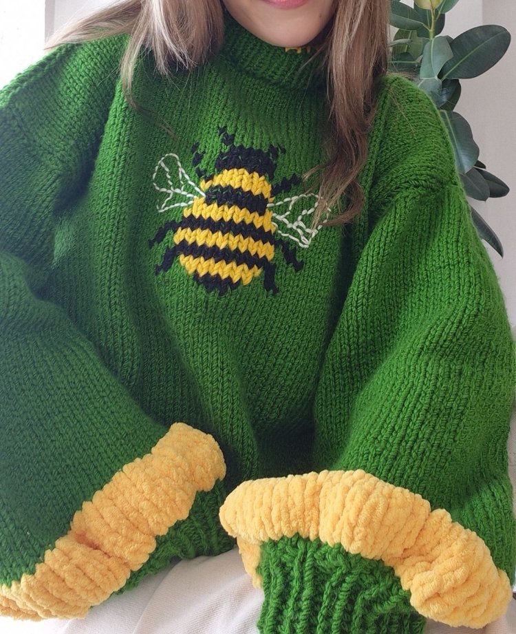 Yeşil El Örgüsü Arı Motifli, Rahat Kesim El Yapımı Sweater