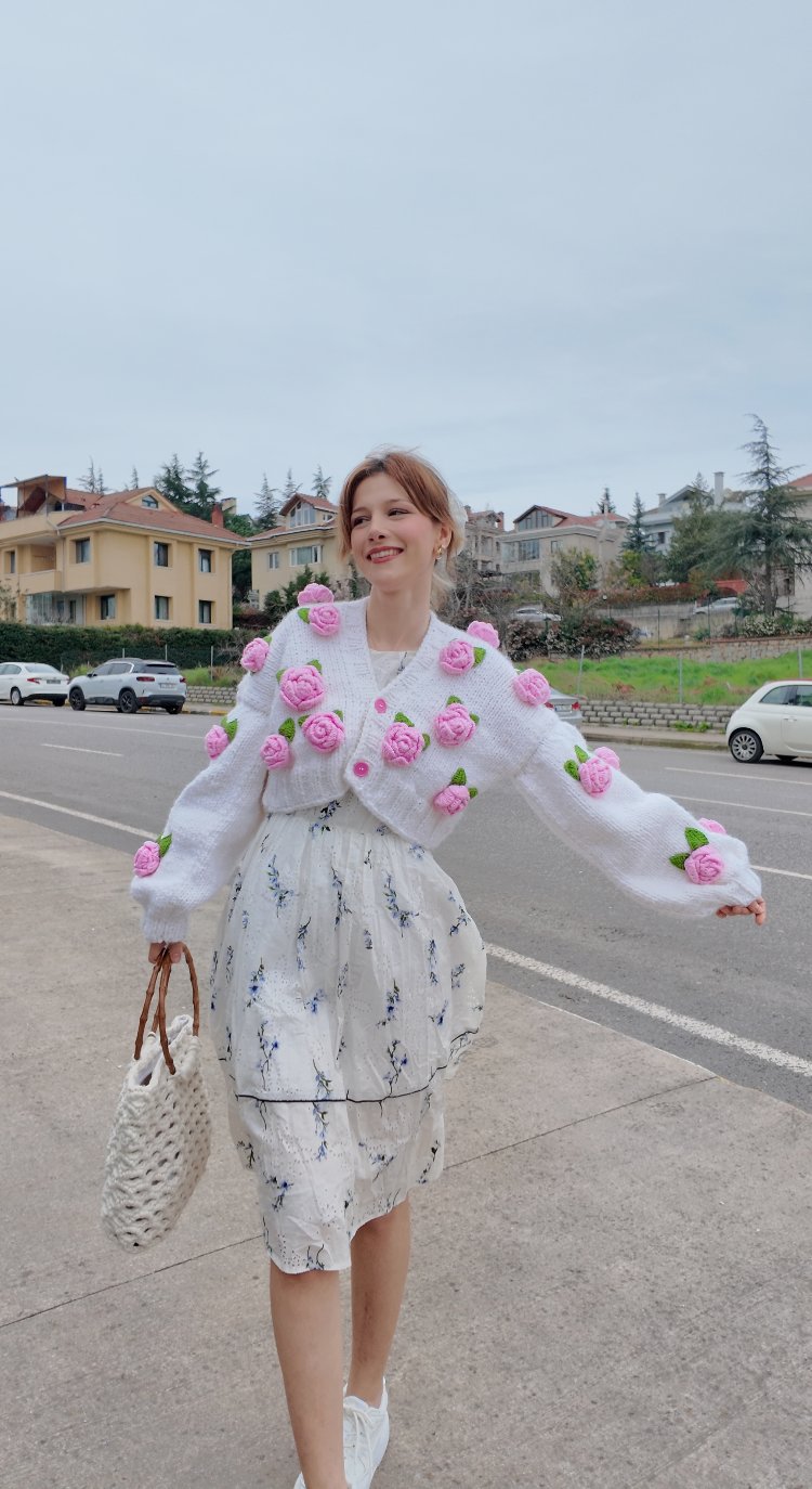 Ekru El Örgüsü Kalın Kadın Hırka – Büyük Pembe 3D Güllü, Yumuşak, Romantik & Feminen