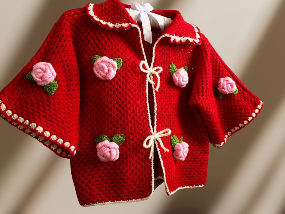 3D Gül Detaylı Kırmızı Hırka, Ekru Crop & Mini Etek Takımı – 60’lar Romantizmi