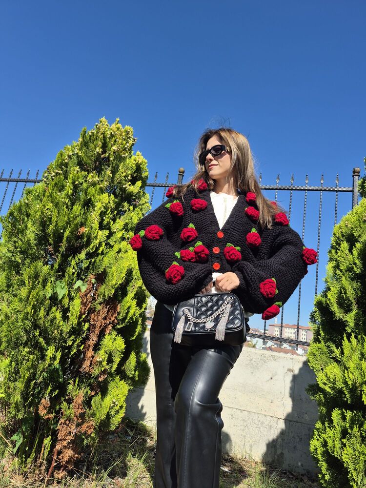 Oversize Siyah El Örgüsü Kadın Hırka – 3D Kırmızı Güllü, Romantik & El Yapımı Tasarım