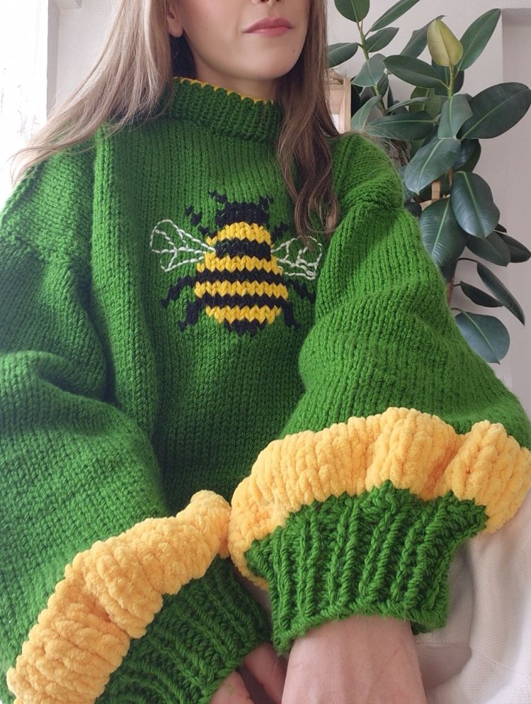 Yeşil El Örgüsü Arı Motifli, Rahat Kesim El Yapımı Sweater