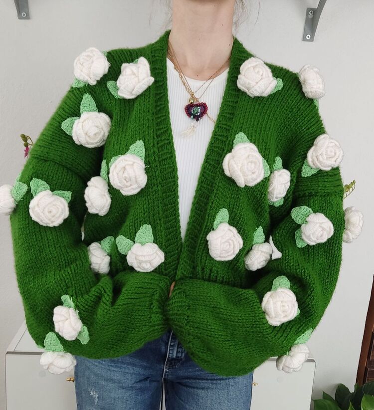 Yeşil El Örgüsü Hırka 3D Beyaz Güllü Romantik Detaylı, Yumuşak ve Standart Boy Kadın Kazak