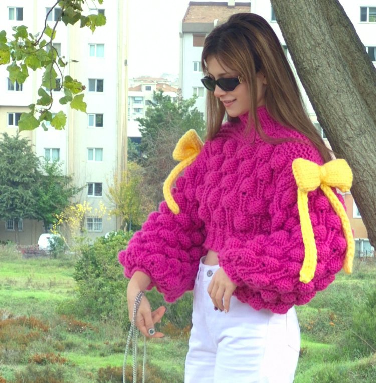 Pembe Fuşya Ahududu Model Crop Kazak – Omuzları Kurdeleli, Kalın Dokulu El Yapımı Sweater