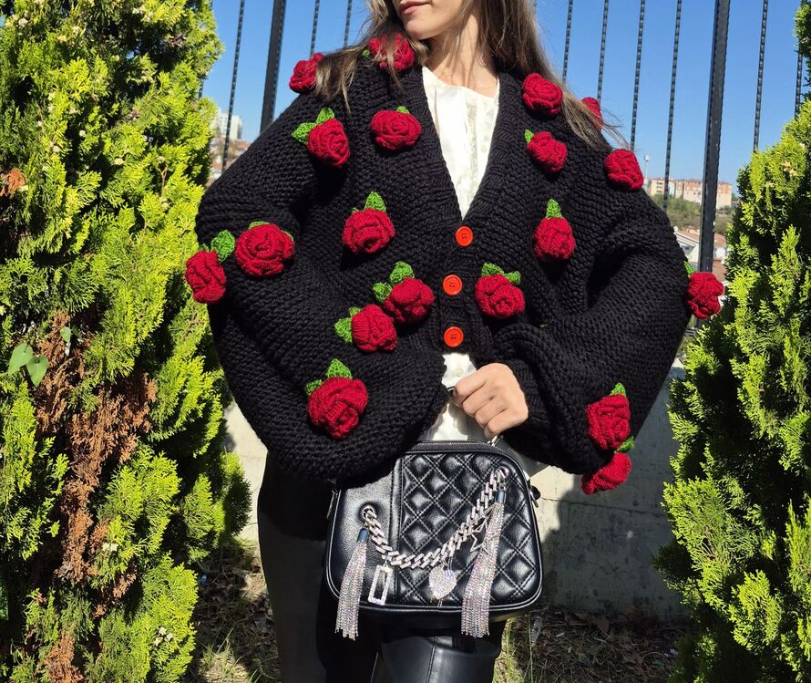 Oversize Siyah El Örgüsü Kadın Hırka – 3D Kırmızı Güllü, Romantik & El Yapımı Tasarım