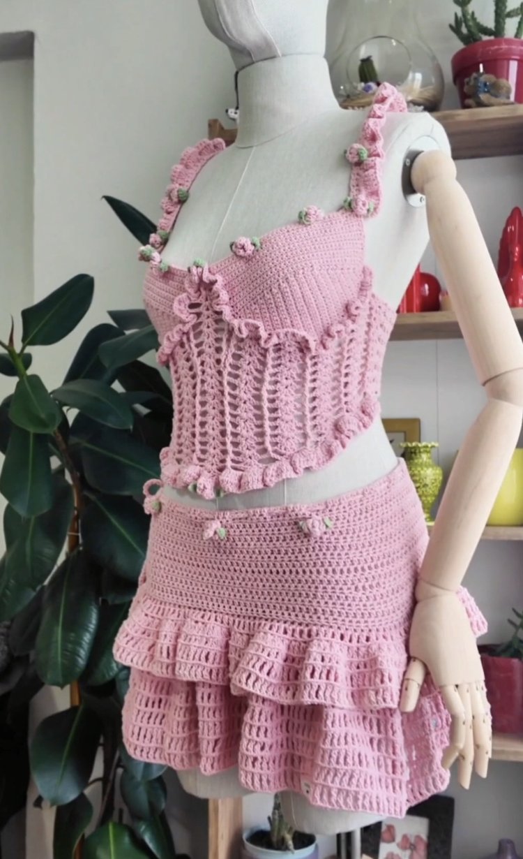 Tığ İşi Coquette Örgü Set - Gül Detaylı Büstiyer & Kat Kat Etek