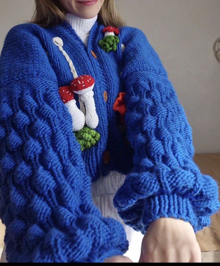 Mavi El Örgüsü Kadın Hırka Kabarık Ahududu Kollu, Oversize, Amigurumi Mantar & Yosun Aplikeli