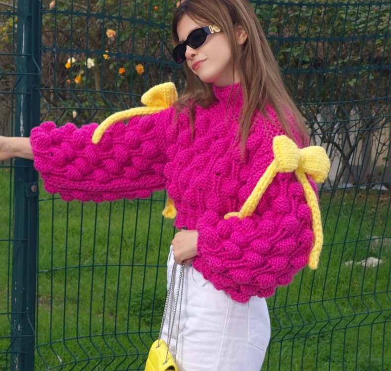 Pembe Fuşya Ahududu Model Crop Kazak – Omuzları Kurdeleli, Kalın Dokulu El Yapımı Sweater