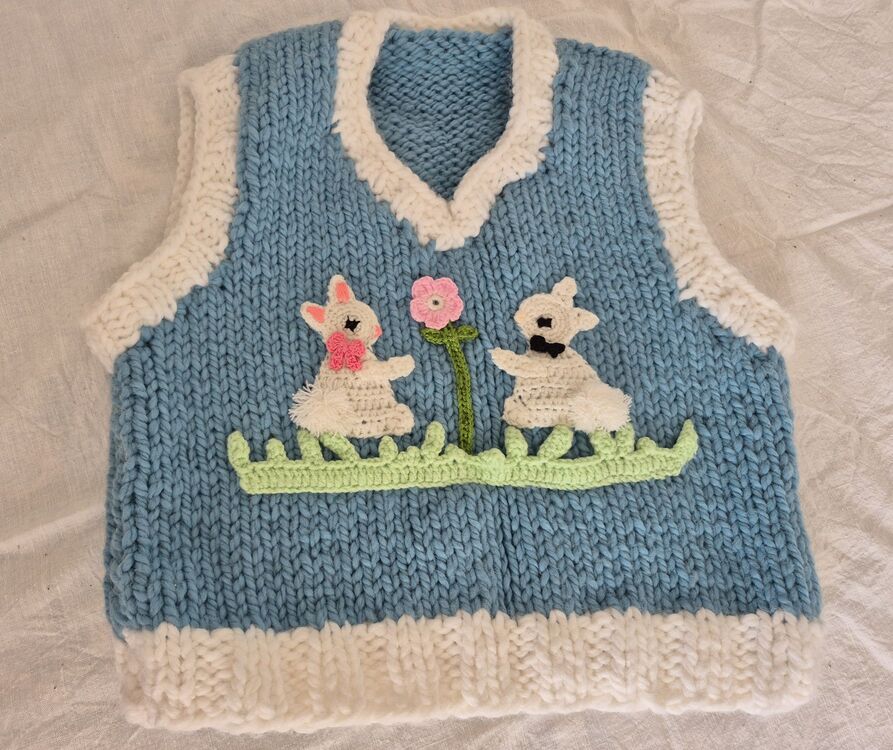El Örgüsü Mavi Crop Kadın Yelek, Tatlı Tavşan Aplikeli, Yumuşak & El Yapımı