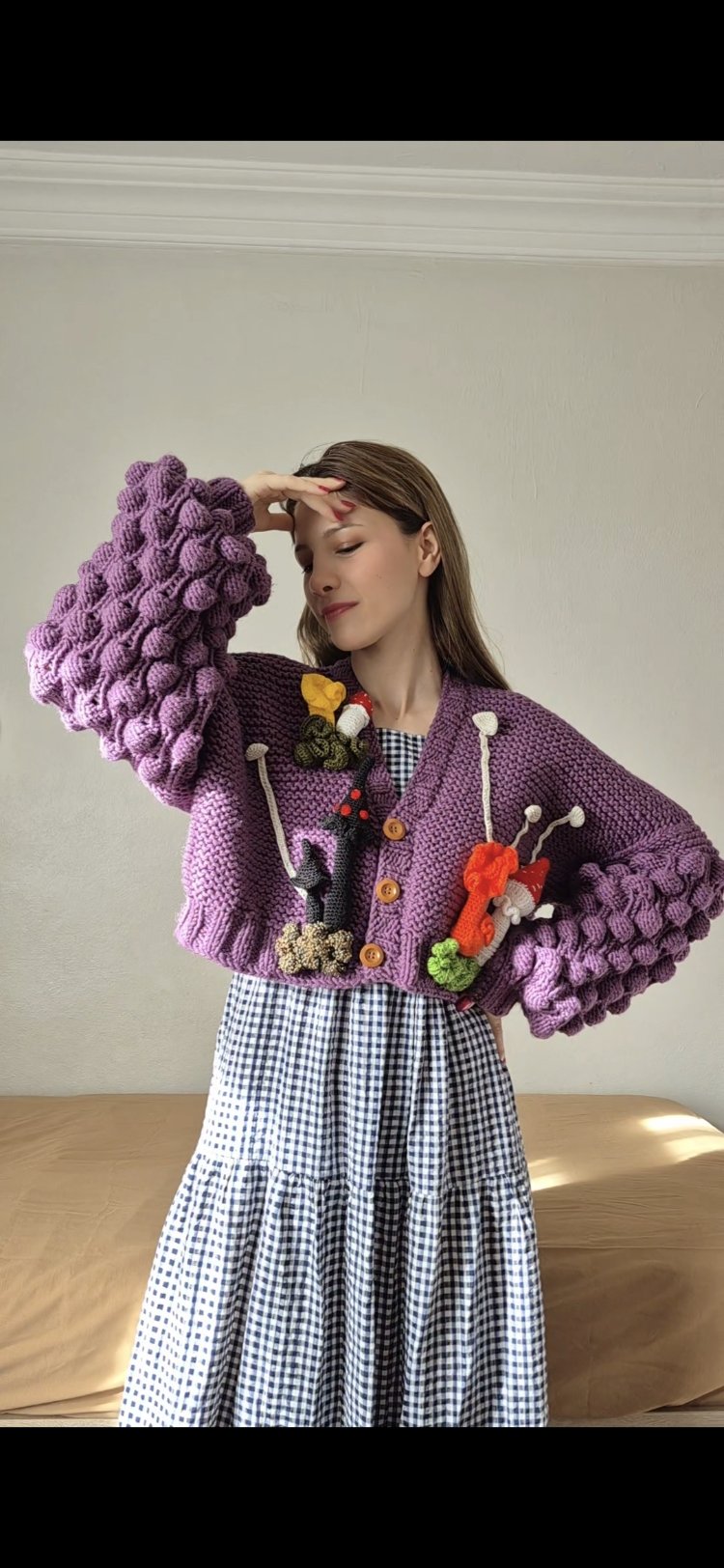 Mor Kalın El Örgüsü Kadın Hırka – Ahududu Kollu, Amigurumi Mantar & Yeşillik Aplikeli