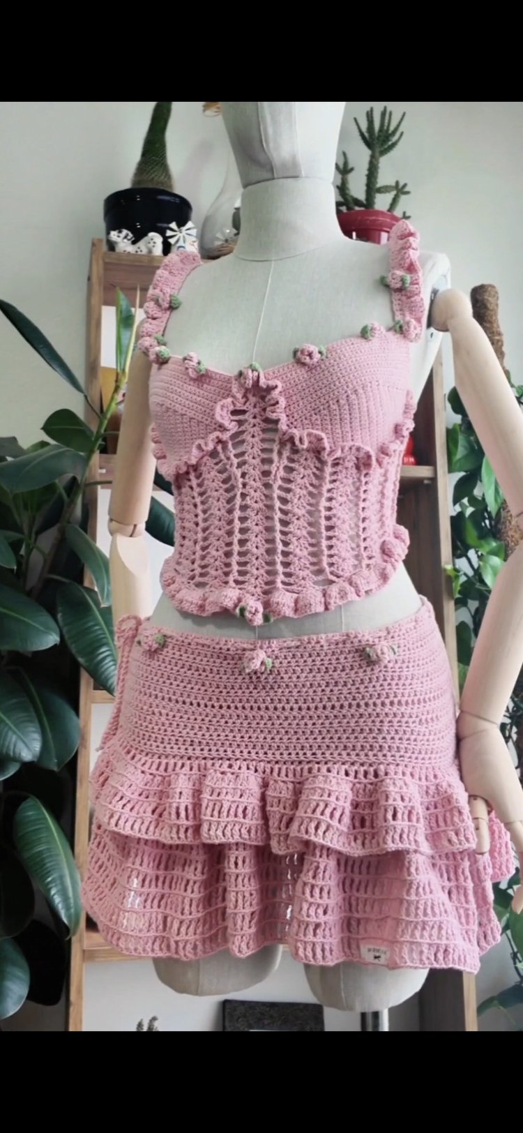 Tığ İşi Coquette Örgü Set - Gül Detaylı Büstiyer & Kat Kat Etek