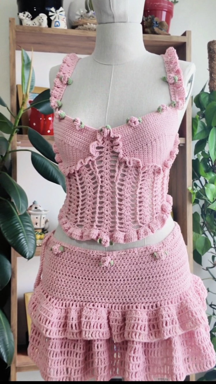 Tığ İşi Coquette Örgü Set - Gül Detaylı Büstiyer & Kat Kat Etek