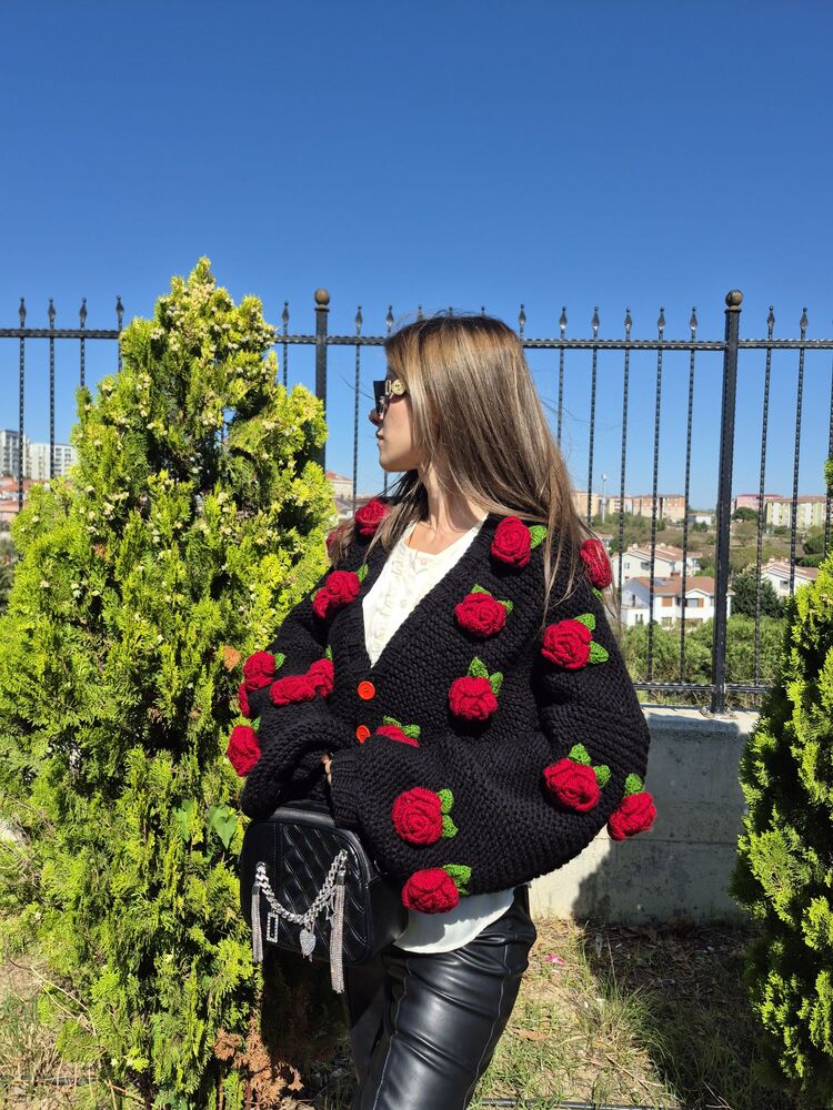 Oversize Siyah El Örgüsü Kadın Hırka – 3D Kırmızı Güllü, Romantik & El Yapımı Tasarım